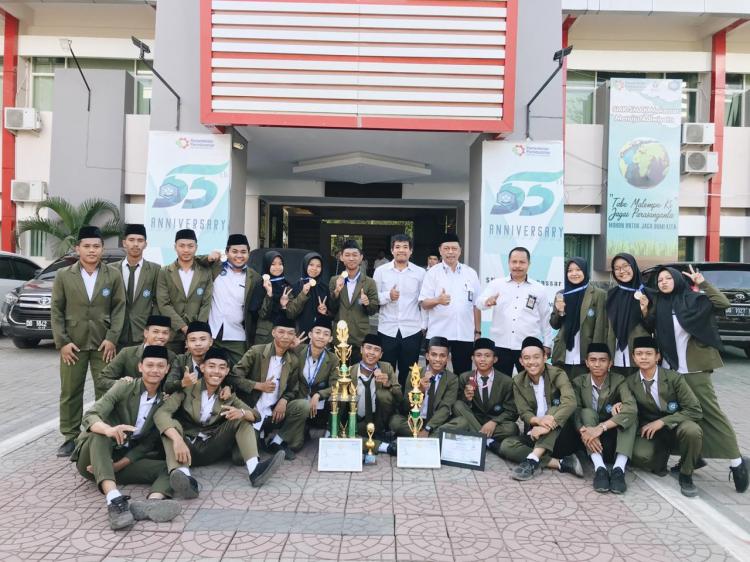 Apresiasi luar biasa diberikan kepada siswa/siswi duta lomba SMK SMAK Makassar